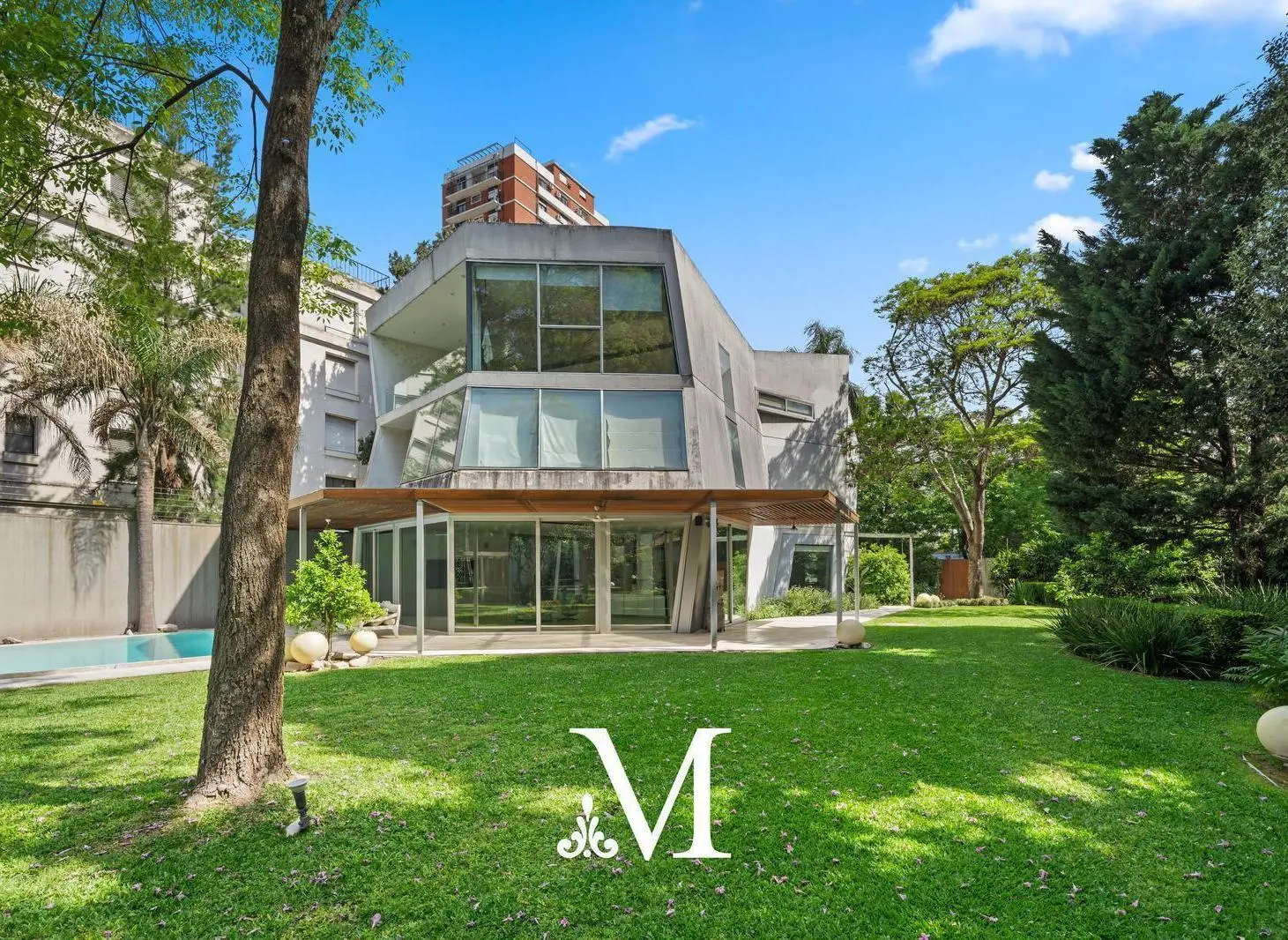 Increible casa con amenities - Terreno 2150 m2 - Zona Embajadas - Belgrano R 2