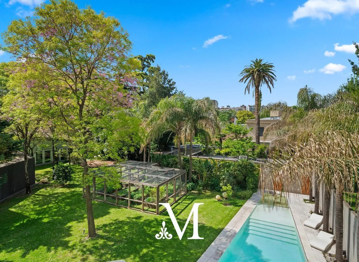 Increible casa con amenities - Terreno 2150 m2 - Zona Embajadas - Belgrano R 3