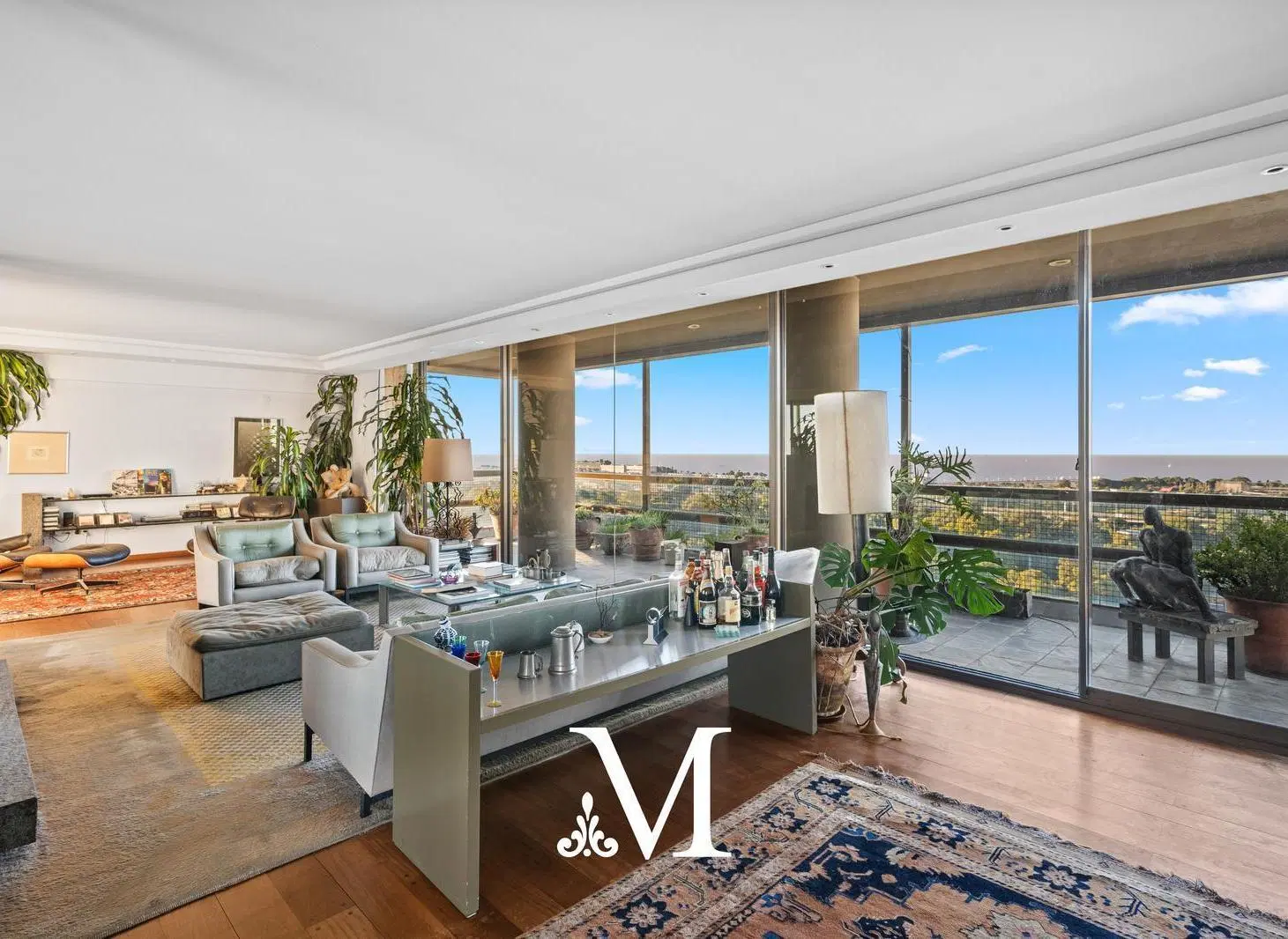 Exclusivo piso alto en Figueroa Alcorta torre vista 360 con balcón y 2 cocheras seguridad 24hs 2
