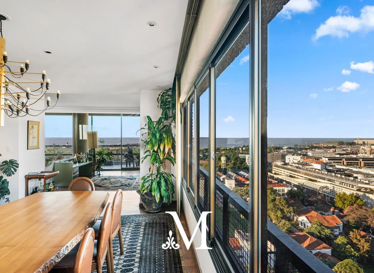 Exclusivo piso alto en Figueroa Alcorta torre vista 360 con balcón y 2 cocheras seguridad 24hs 3
