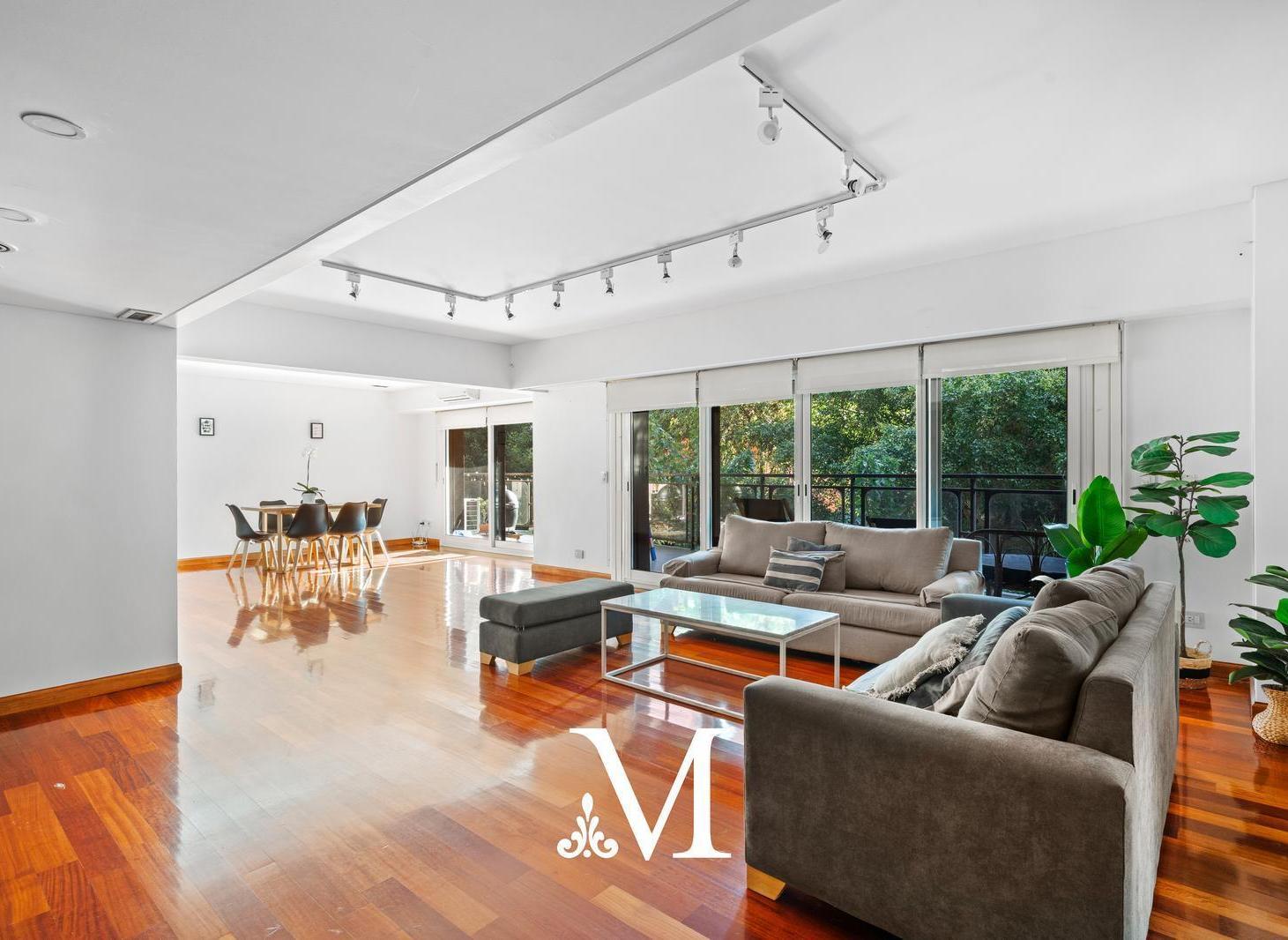 Venta - Semi piso al frente - Reciclado - 250 m2 - 5 ambientes - 2 cocheras - Seguridad - Botanico