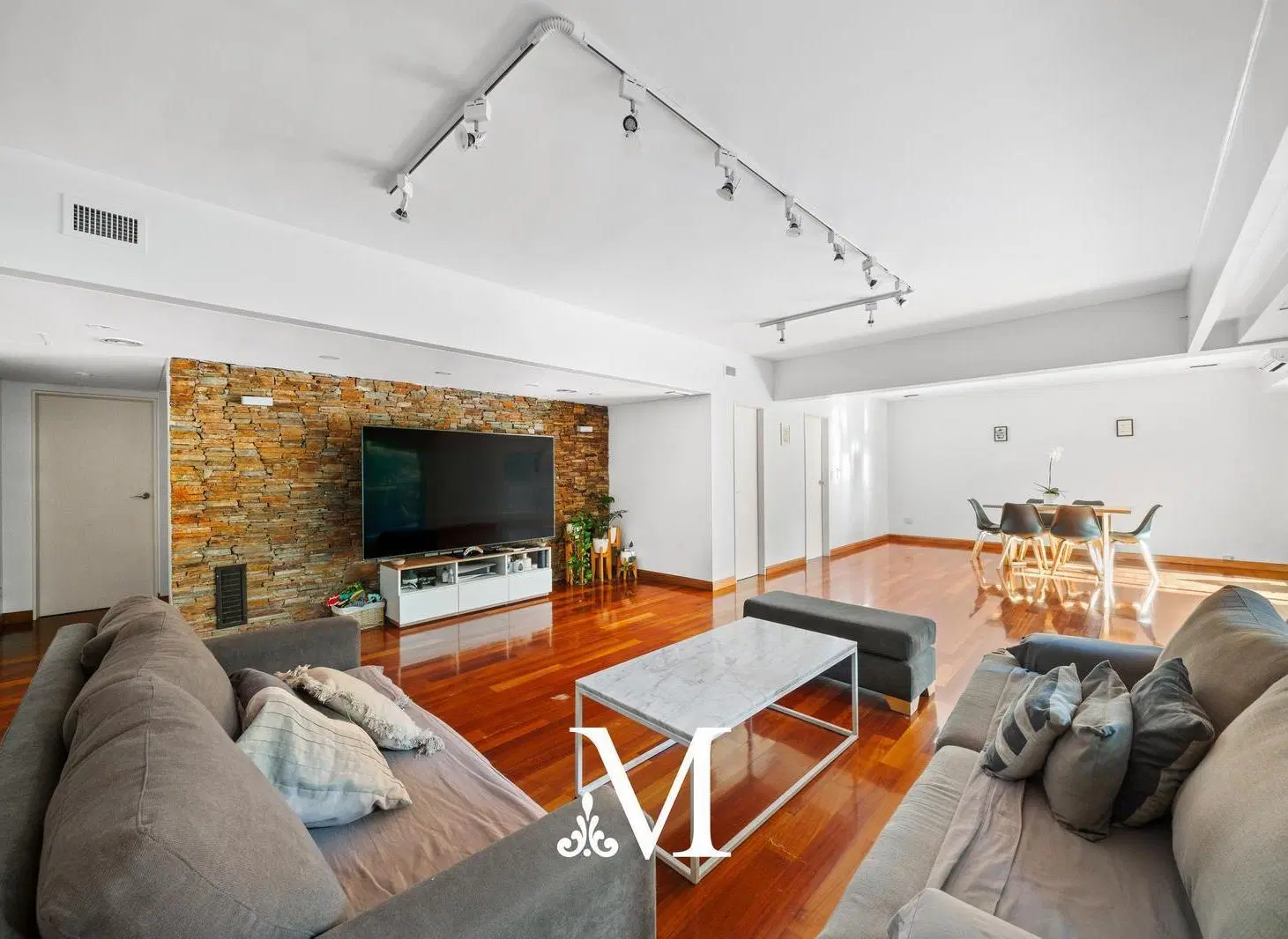 Venta - Semi piso al frente - Reciclado - 250 m2 - 5 ambientes - 2 cocheras - Seguridad - Botanico 4