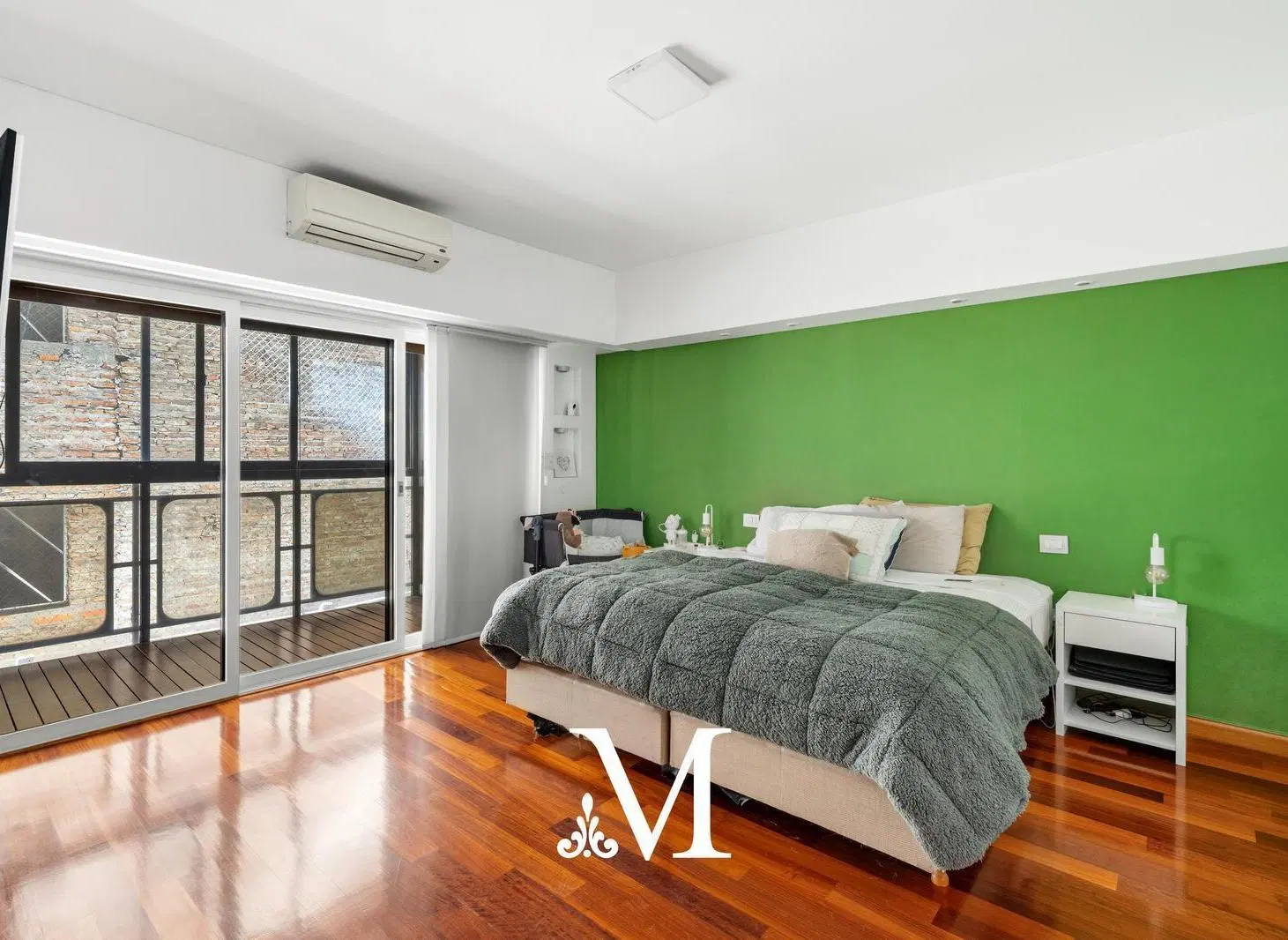 Venta - Semi piso al frente - Reciclado - 250 m2 - 5 ambientes - 2 cocheras - Seguridad - Botanico 8