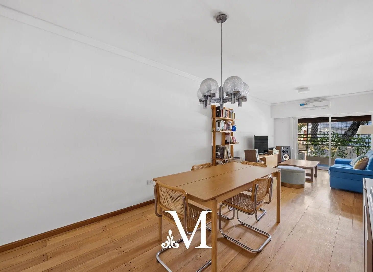 Venta- Piso- 4 ambientes con dependencia -Patio propio- Cochera fija- Villa urquiza 1