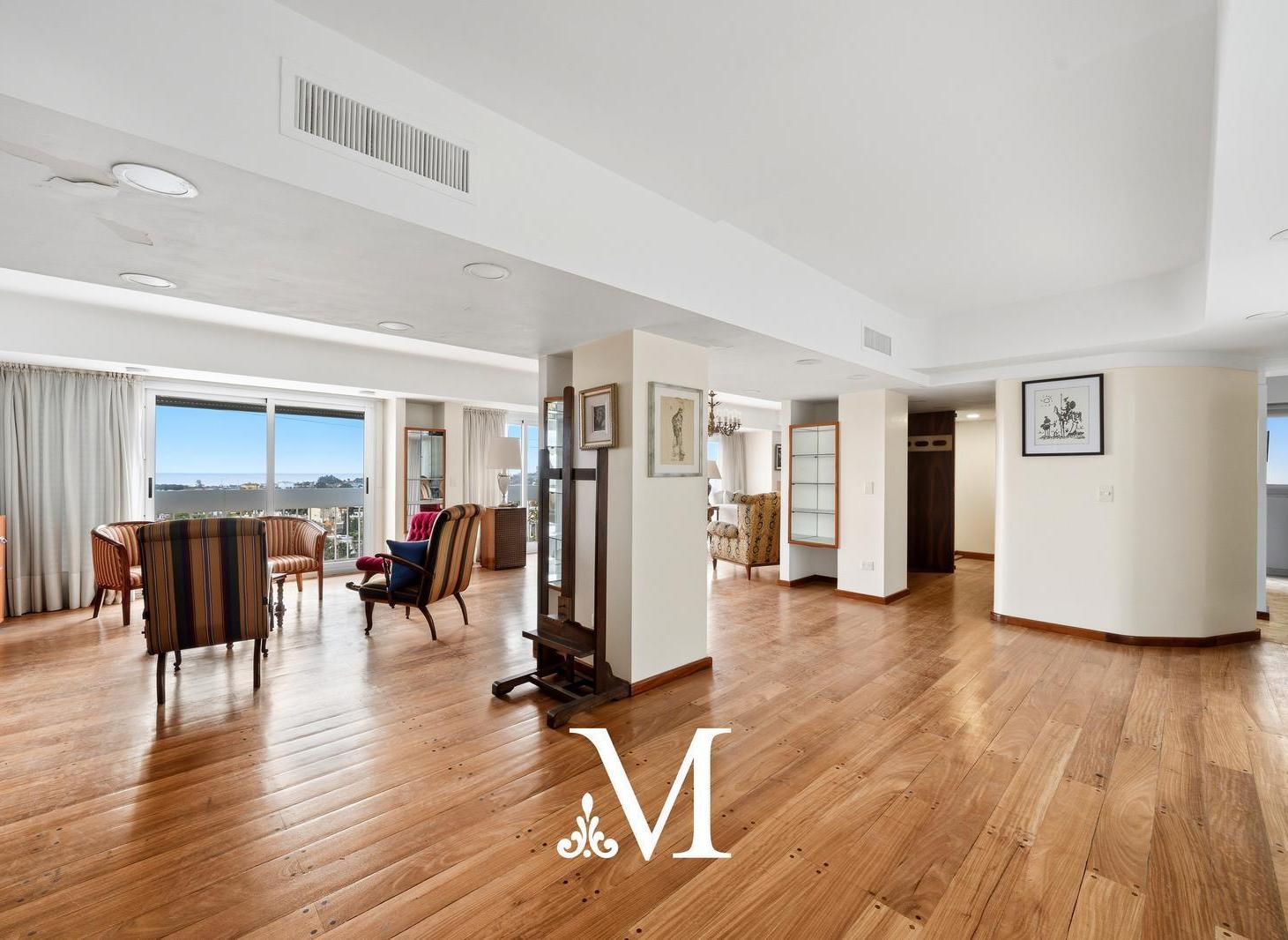 Venta- Barrio Parque- TRÍPLEX CON PILETA PROPIA, VISTA AL RÍO Y 4 COCHERAS - Seguridad 24hs