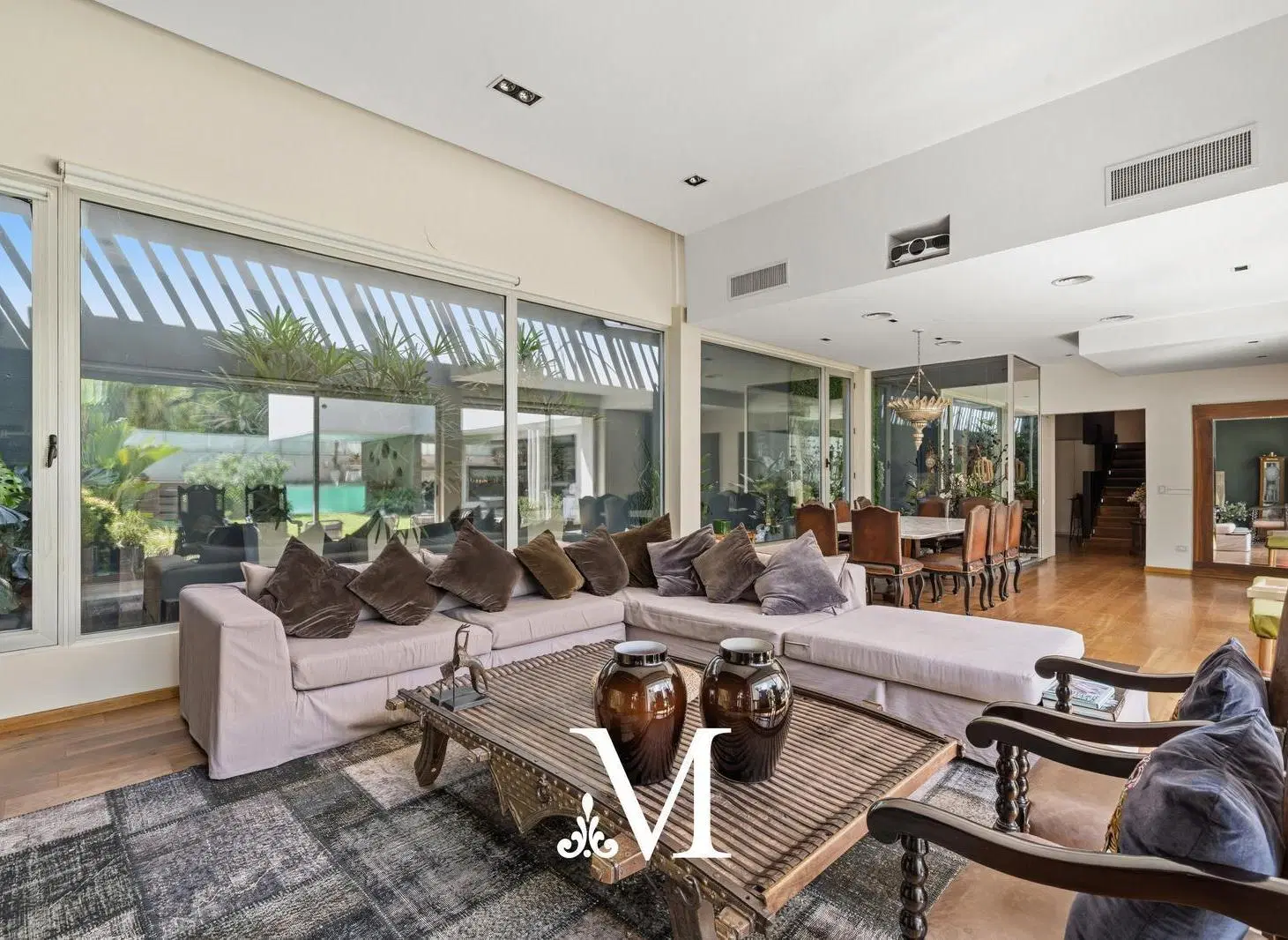 Impresionante casa en lote de doble frente con cava, pileta, parque, parrilla, terraza y gimnasio 2