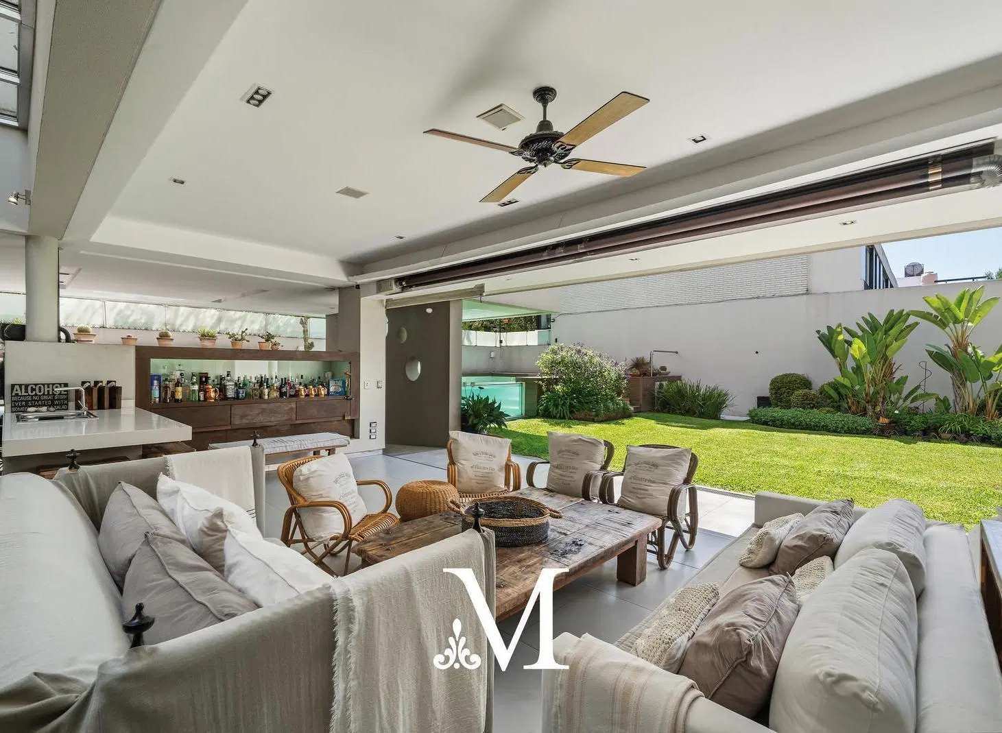 Impresionante casa en lote de doble frente con cava, pileta, parque, parrilla, terraza y gimnasio 3