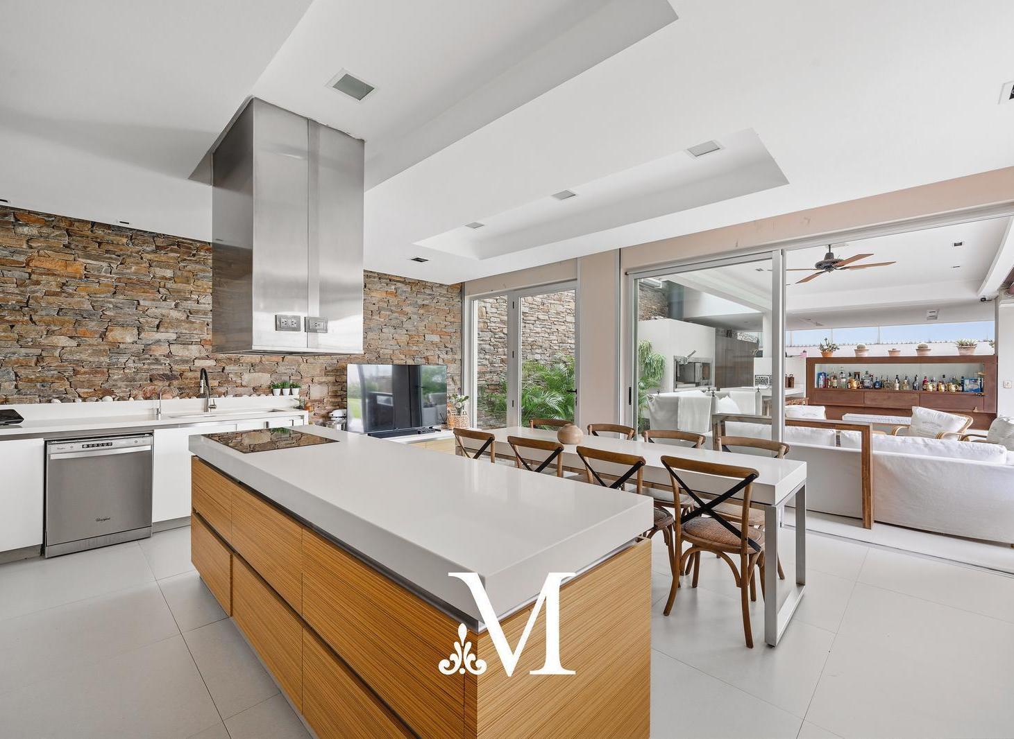 Foto de Impresionante casa en lote de doble frente con cava, pileta, parque, imagen 4
