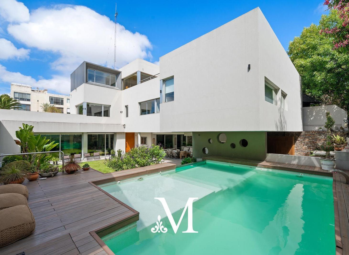 Impresionante casa en lote de doble frente con cava, pileta, parque, parrilla, terraza y gimnasio