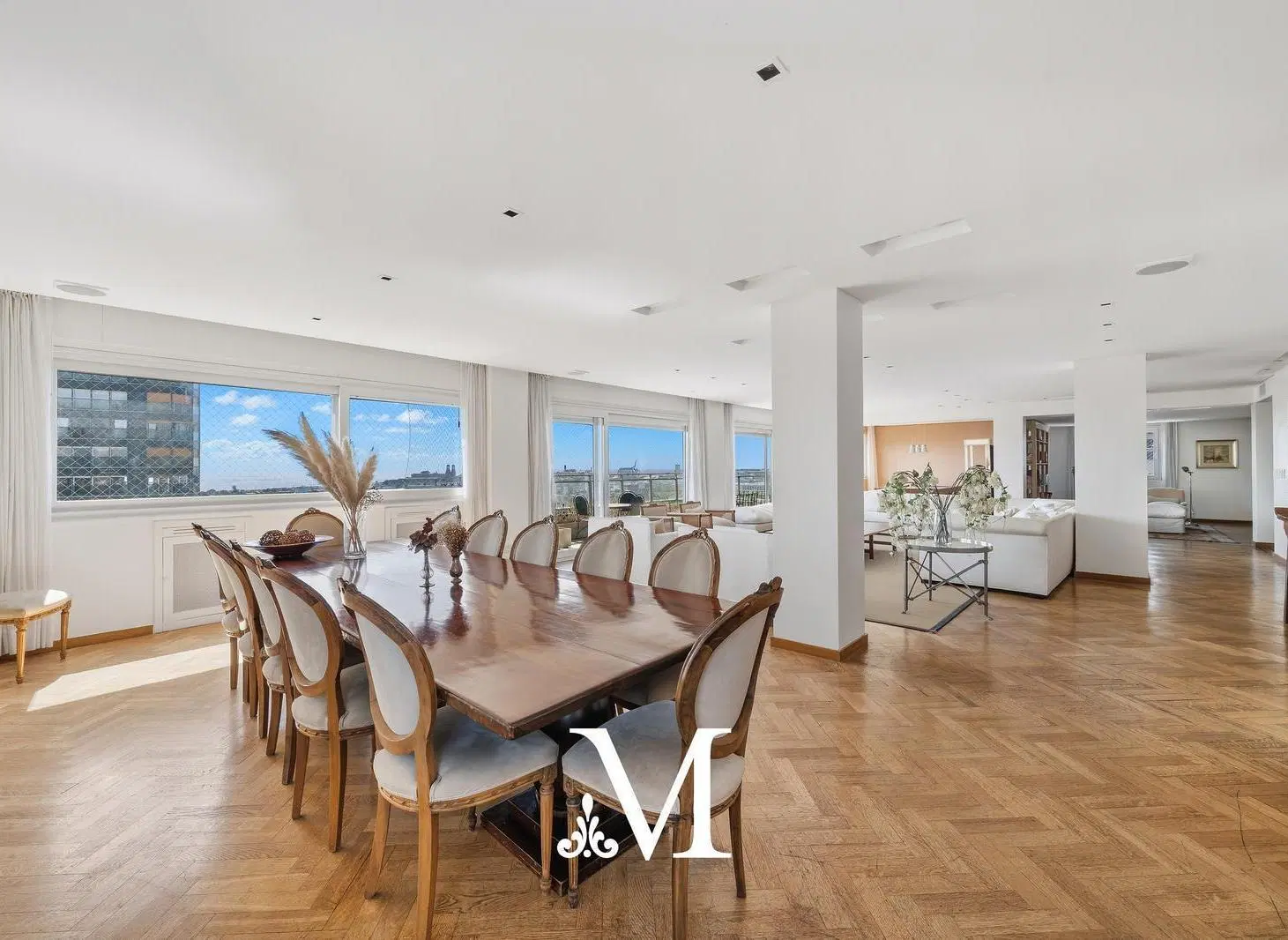 Piso alto de categoria en Libertador y Ocampo, 5 dorm, playroom, 3 cocheras, cine, vista al rio 2