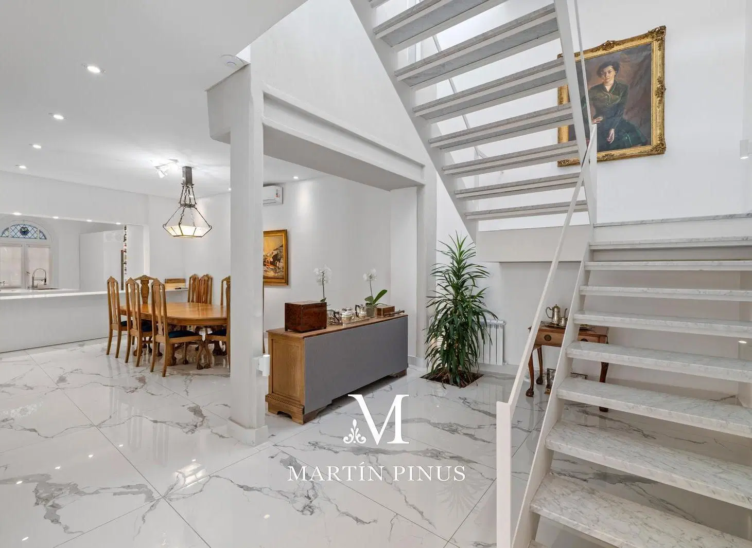 Espectacular casa - 5 amb. - 3 dorm. - 450 m2 - Terraza - Quincho - Parrilla - Zona Embajadas 2