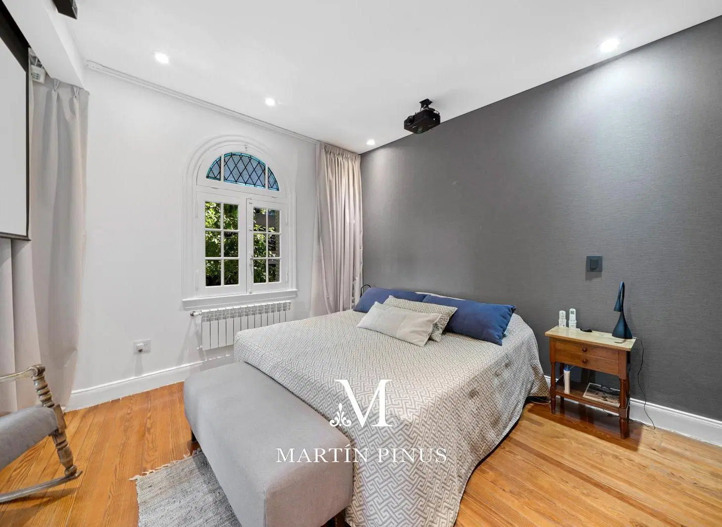 Espectacular casa - 5 amb. - 3 dorm. - 450 m2 - Terraza - Quincho - Parrilla - Zona Embajadas 5
