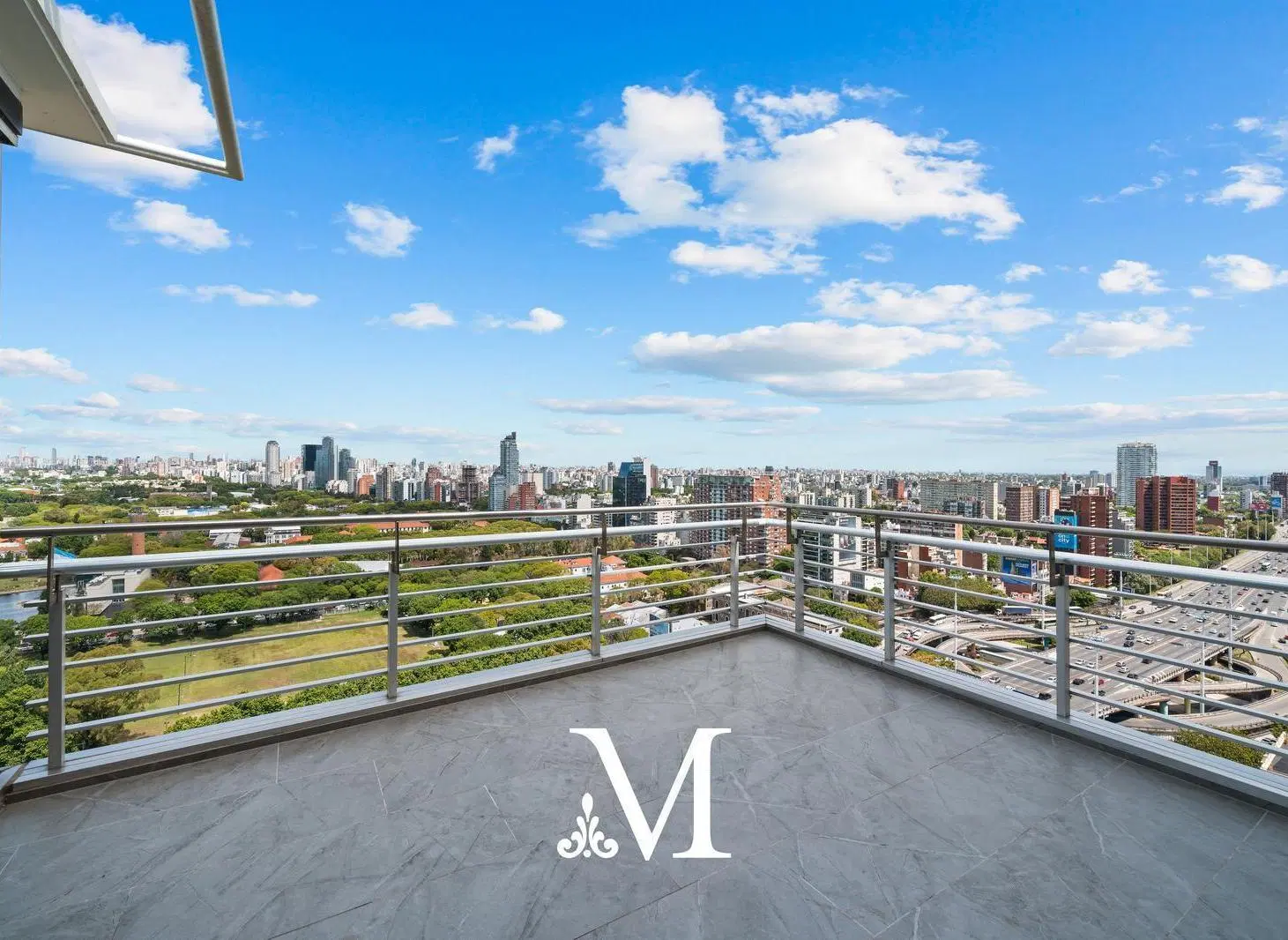 Penthouse- Complejo al rio- 7 ambientes- Triplex - Terraza y quincho propio- 2 cocheras- Amenities 4
