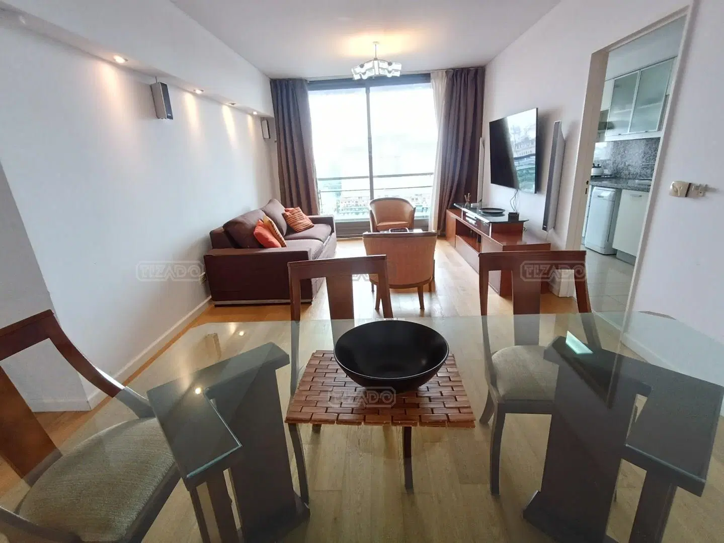ALQUILER POR 6 A 12 MESES. 2 AMBIENTES AMOBLADO, PISO ALTO, COCHERA. ESPECTACULAR VISTA. TORRE MIRAD 2