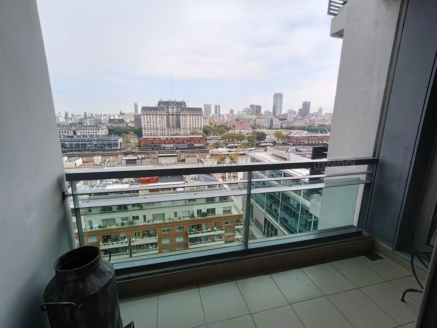 ALQUILER POR 6 A 12 MESES. 2 AMBIENTES AMOBLADO, PISO ALTO, COCHERA. ESPECTACULAR VISTA. TORRE MIRAD 3