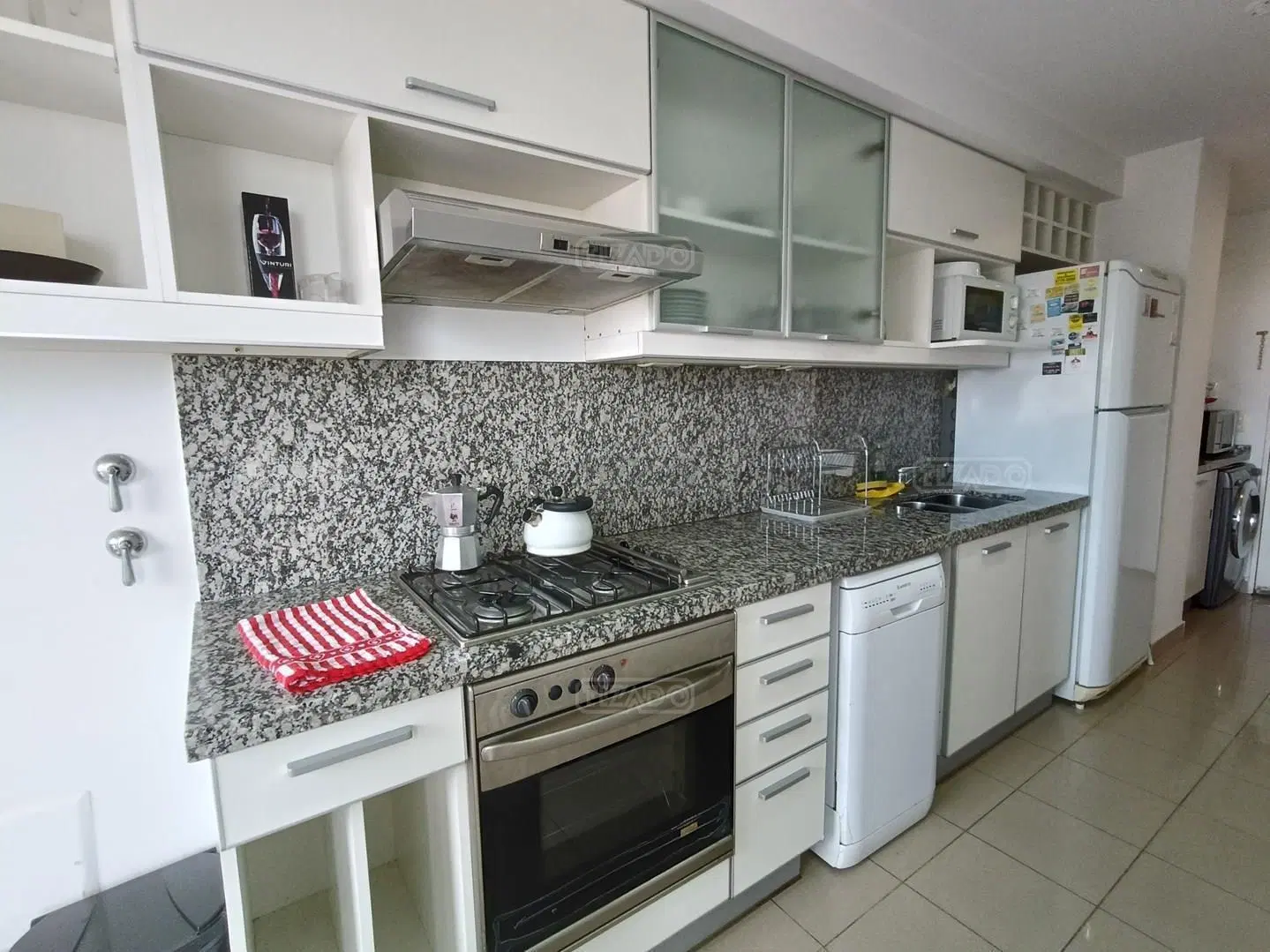 ALQUILER POR 6 A 12 MESES. 2 AMBIENTES AMOBLADO, PISO ALTO, COCHERA. ESPECTACULAR VISTA. TORRE MIRAD 5