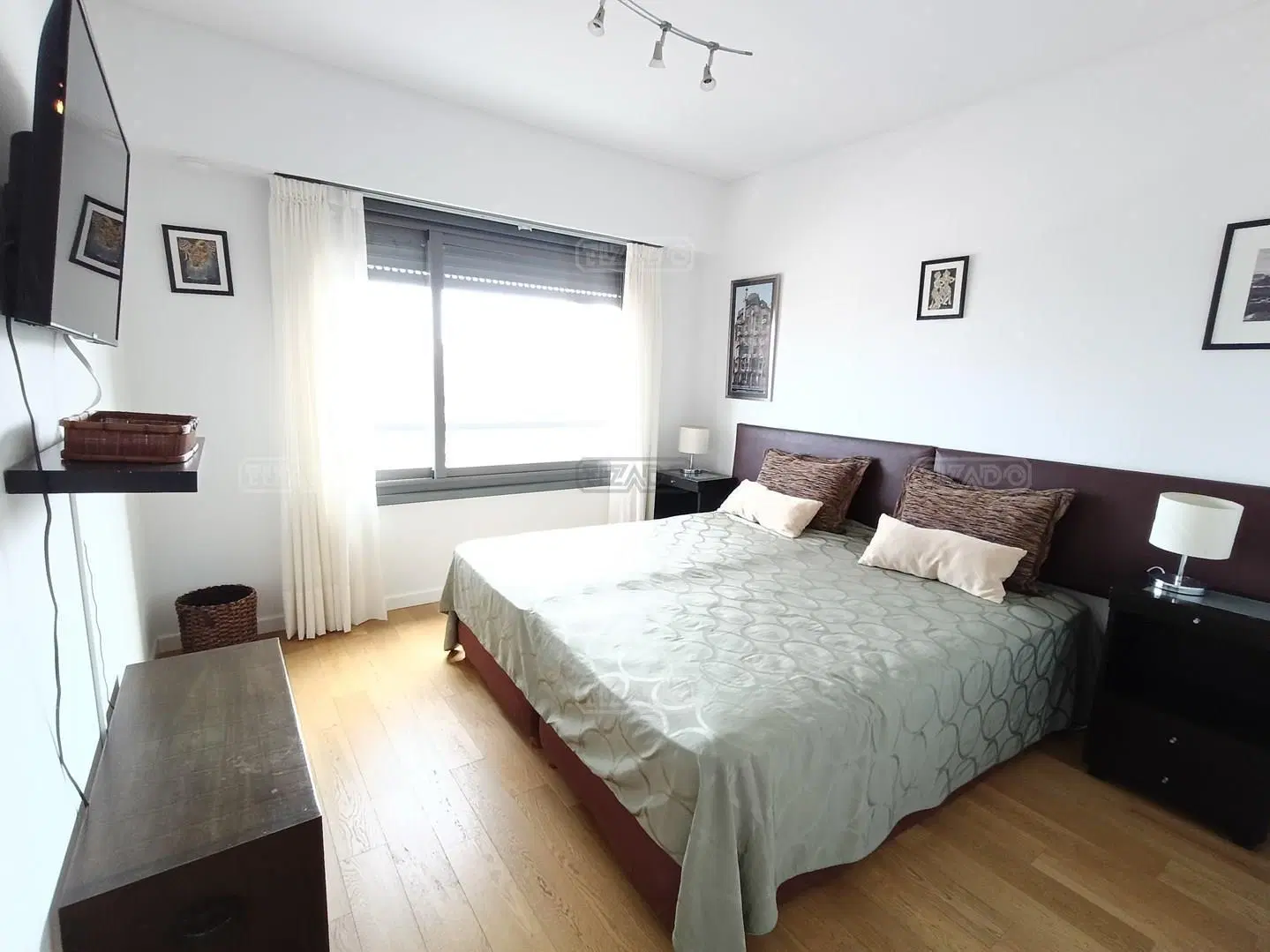 ALQUILER POR 6 A 12 MESES. 2 AMBIENTES AMOBLADO, PISO ALTO, COCHERA. ESPECTACULAR VISTA. TORRE MIRAD 4