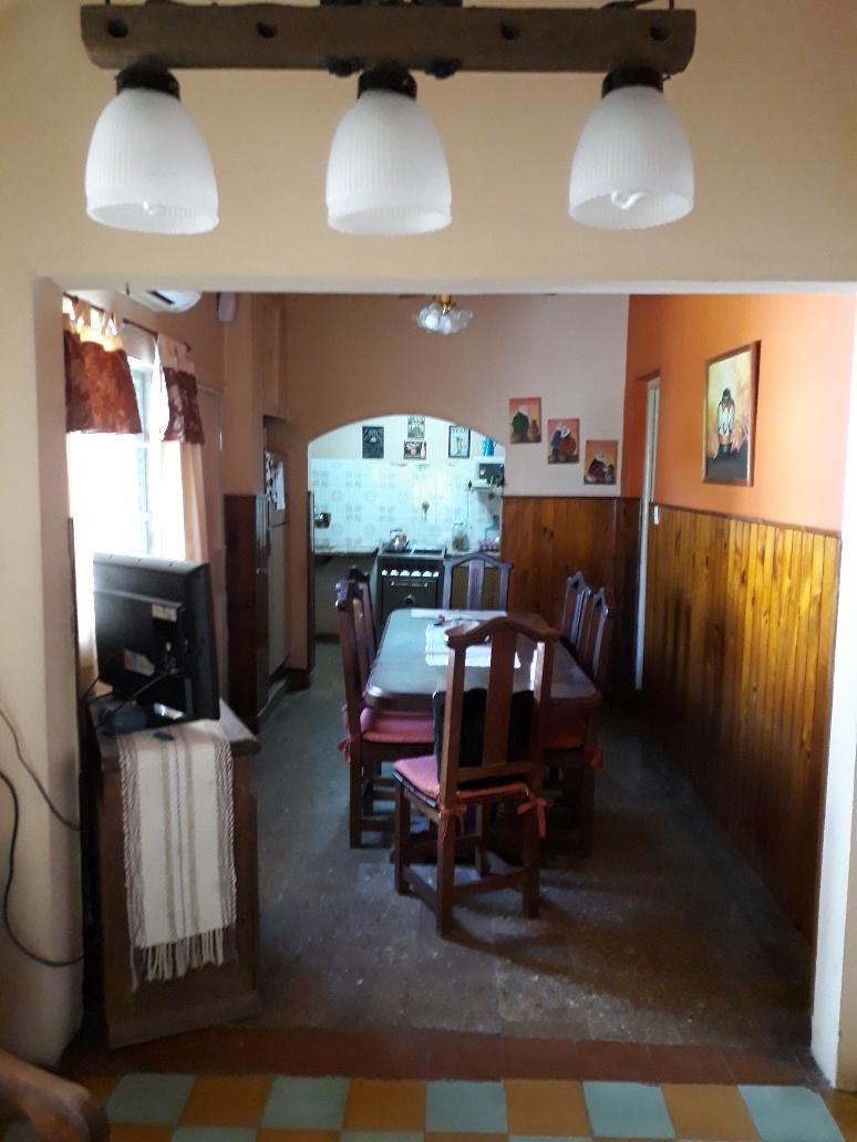 PERMUTA POR 2 DEPTOS!! CHALET EN CENTRO DE MONTE GRANDE!!! LOTE DE 10 X 30 MTS!