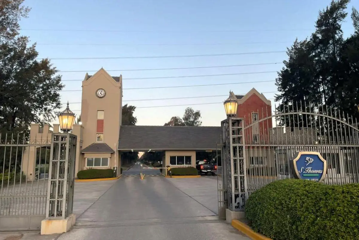 CASA EN VENTA EN SAINT THOMAS OESTE! 5 DORMITORIOS Y PISCINA!! ENTREGA: JUNIO 2026! SUPER OFERTA! 5