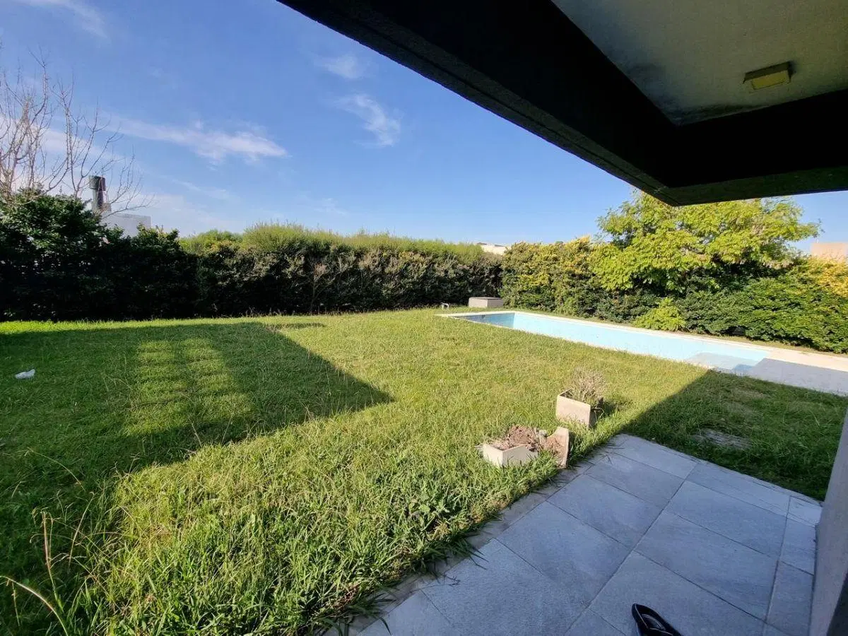 SANTA JUANA DE CANNING!!! 4 DORMITORIOS Y PISCINA!!! QUINCHO CERRADO!!! LOTE INTERNO CON FONDO LIBRE 3