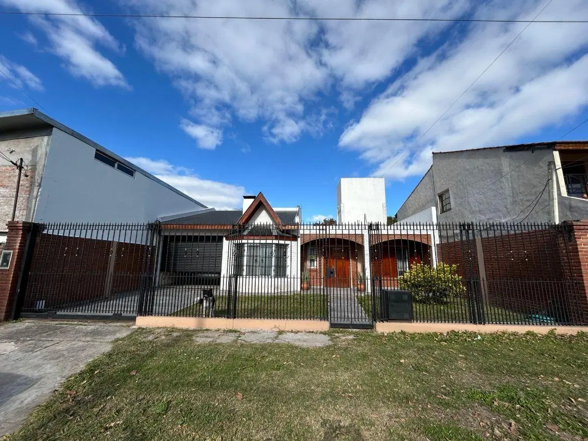 CASA EN VENTA EN MONTE GRANDE!!! A DOS CUADRAS DE ALEM Y LA COLORADA!!! 2 DORMITORIOS Y PISCINA!!! 5