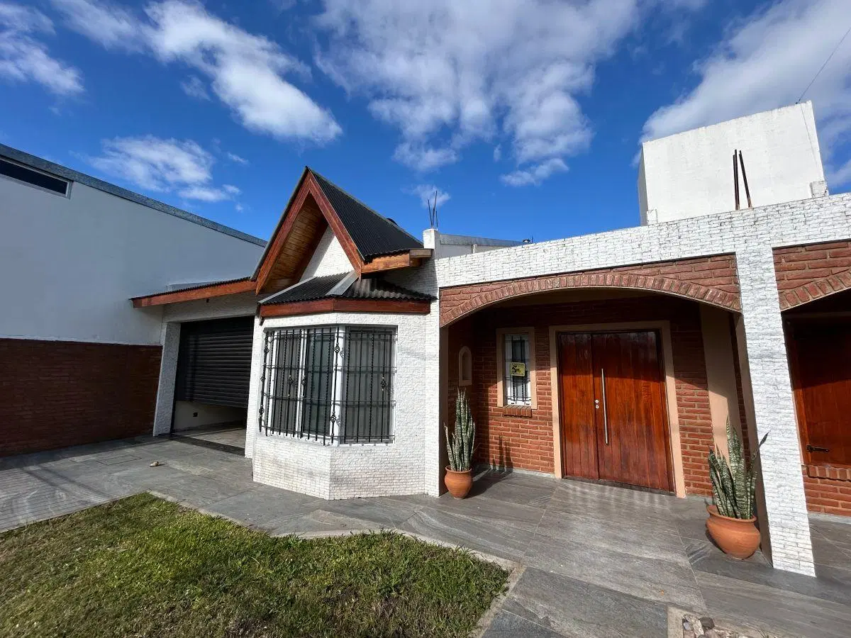 CASA EN VENTA EN MONTE GRANDE!!! A DOS CUADRAS DE ALEM Y LA COLORADA!!! 2 DORMITORIOS Y PISCINA!!! 3