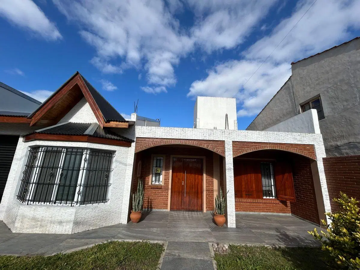 CASA EN VENTA EN MONTE GRANDE!!! A DOS CUADRAS DE ALEM Y LA COLORADA!!! 2 DORMITORIOS Y PISCINA!!! 4