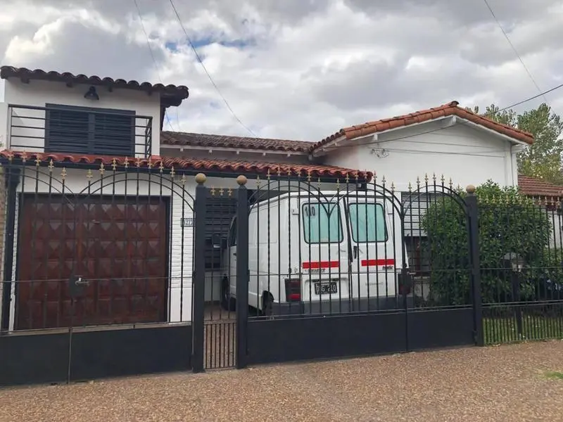 CASA SOBRE AMPLIO LOTE 4 AMBIENTES 1