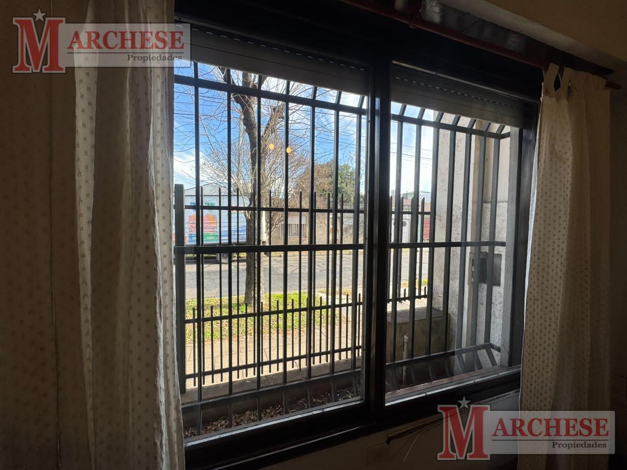 Foto de Casa 4 ambientes a reciclar en venta en Castelar, imagen 2