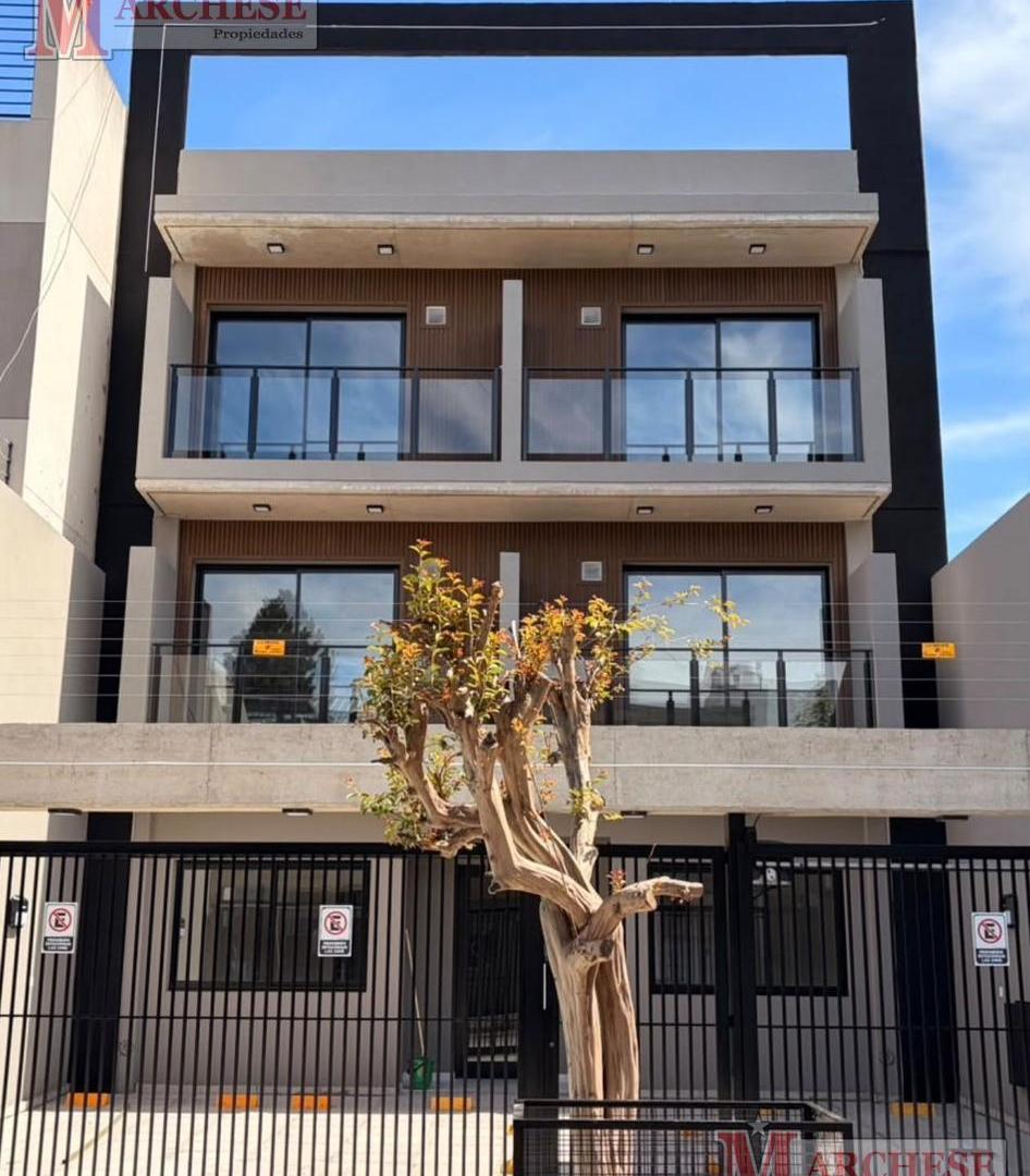Foto de Edificio en pozo con 6 departamentos semipisos en venta en Ramos Mejía, imagen 1