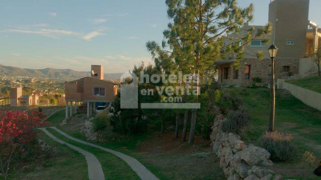 Foto de 3 Cabañas + 1 casa ppal + enorme parque en venta en Villa Carlos Paz, imagen 3