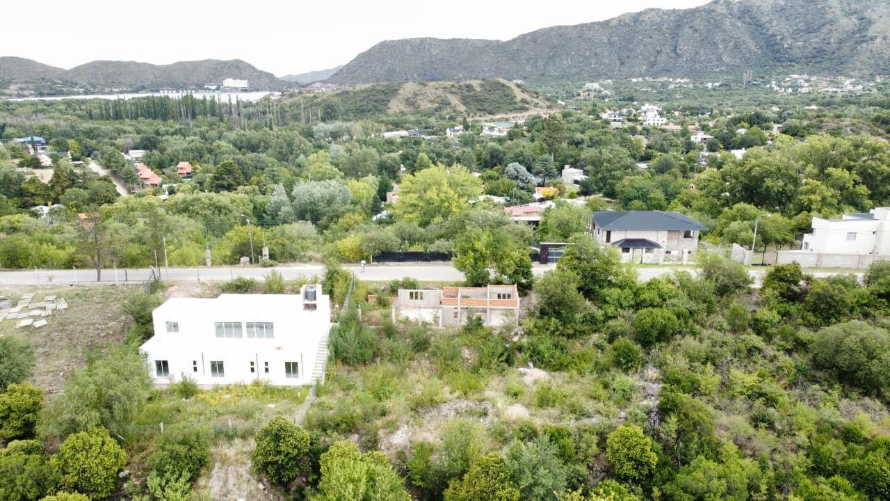 Terreno con casa a terminar en venta en calle Los Pinos, Potrero de los Funes