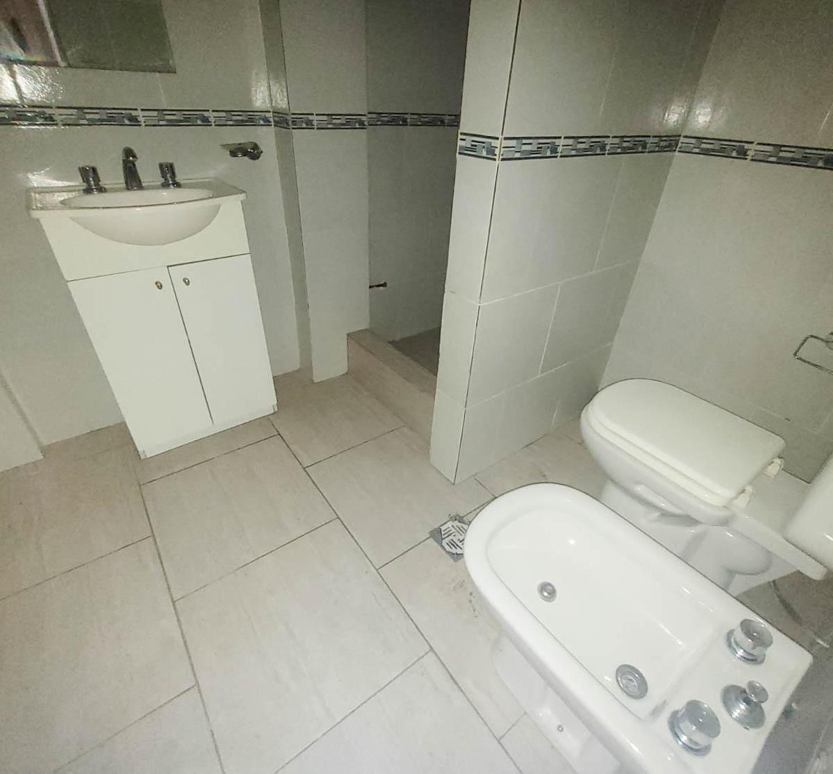 Oficina Al Fte C/ Baño Completo y Cocina - Bajas Expensas Incluye Aysa - Oportunidad! 1