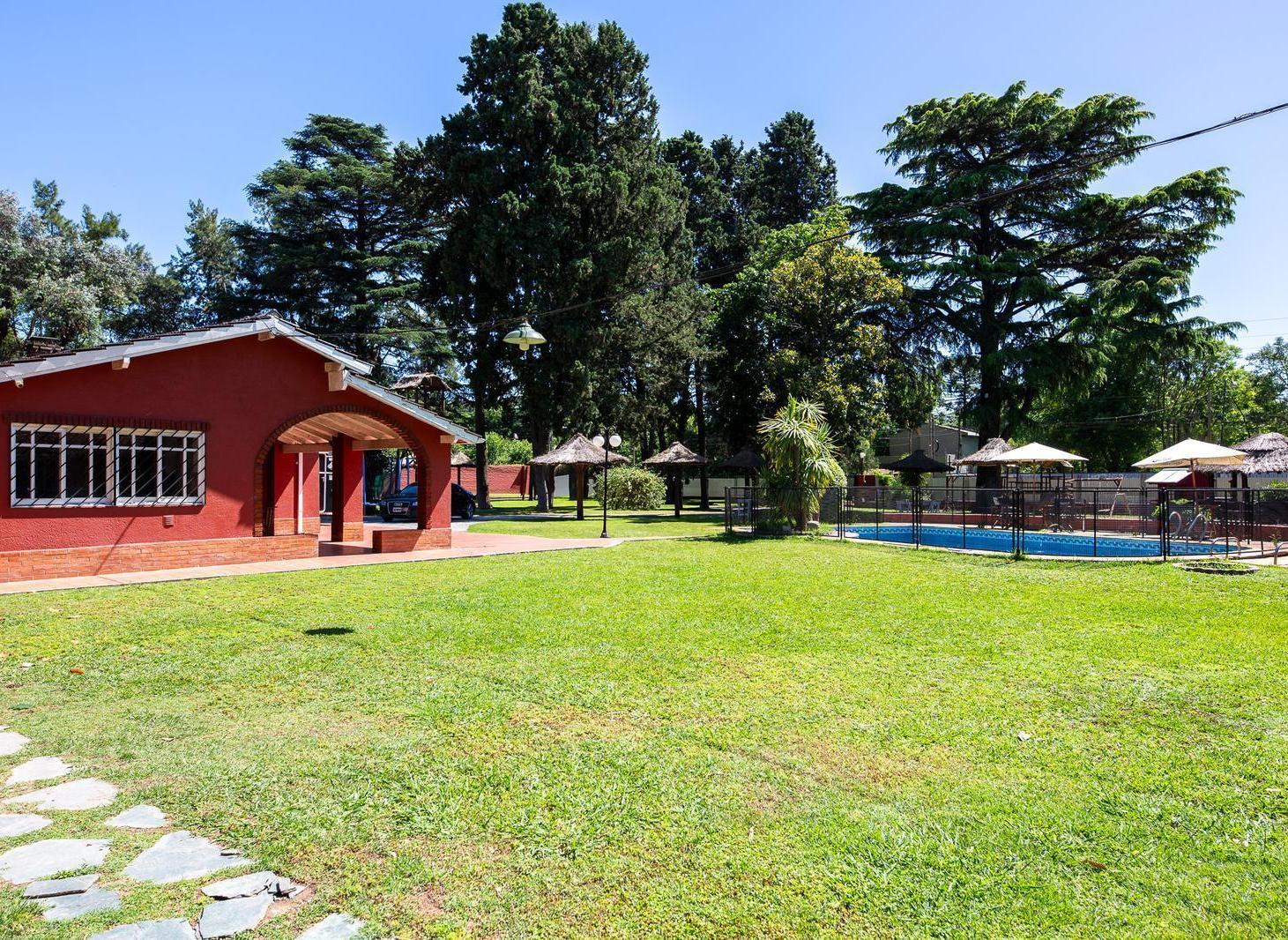 Casa en lote de 1.854 m² con gran parque, pileta, oficina y unidad adicional – Don Torcuato
