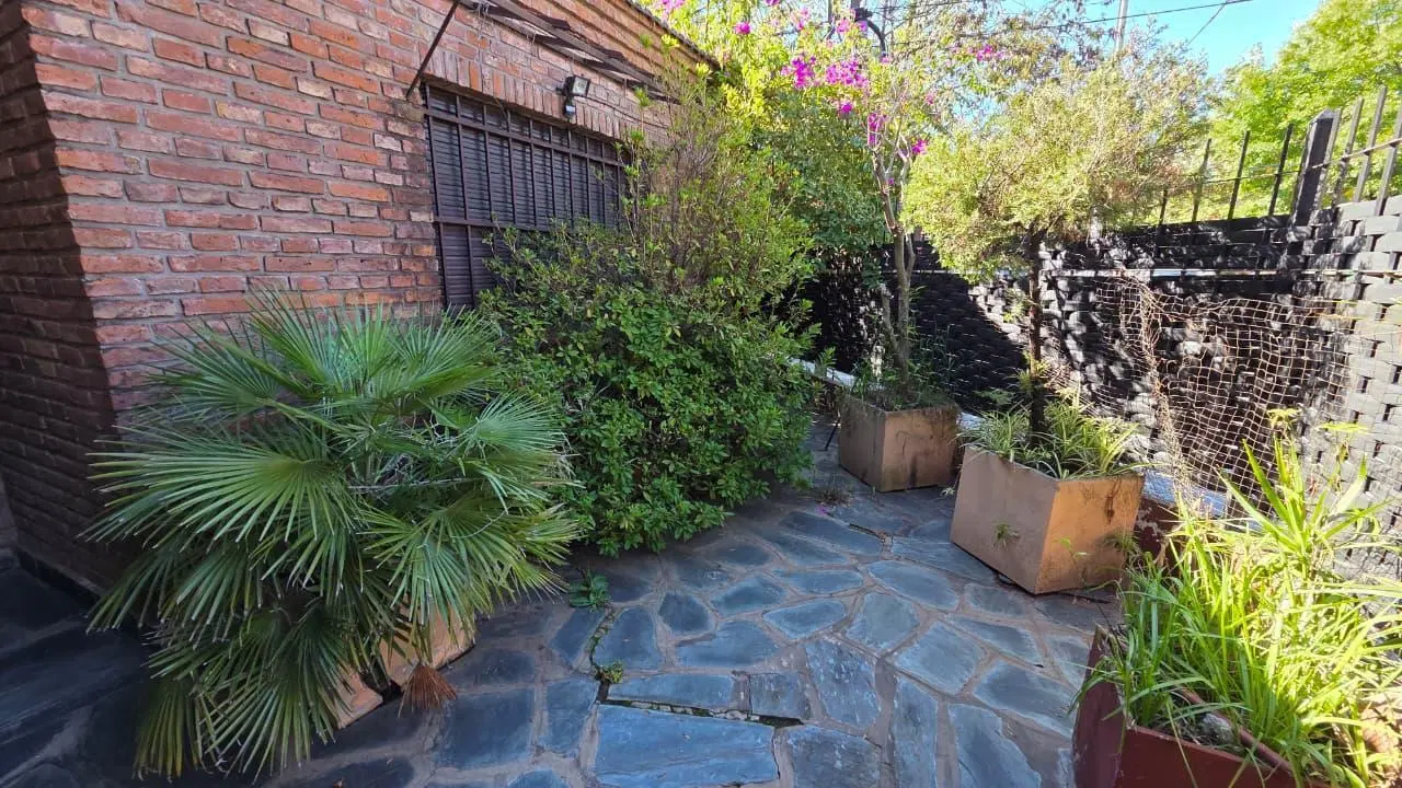 Casa Con Jardin con pileta 3 dorm OPORTUNIDAD 2