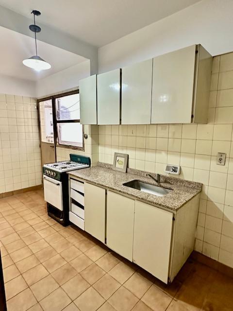 Departamento en Venta de Cuatro Dorm. y Balcón en San Telmo. Luz. 3