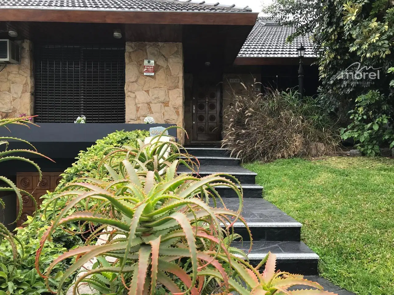 Casa en venta en Olivos · 495 m² de lote · 375 m² cubiertos · 4 dorm · Quincho · Garage 6 autos #id 4