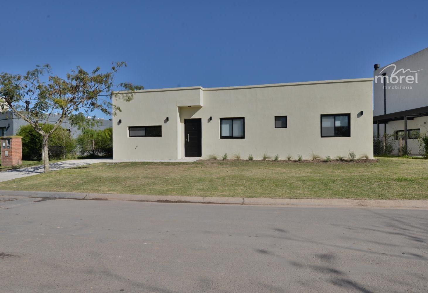 Casa de construccion tradicional en lote Interno - Pilar del Este - San Ramon - 438m2 #id 16687