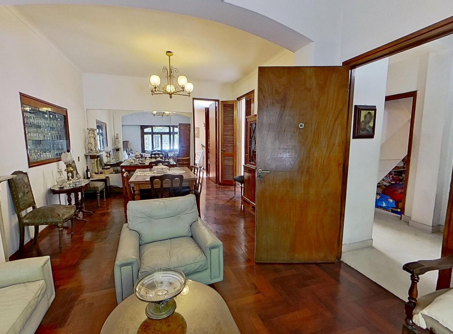 Hermosa casa de estilo con detalles modernos y excelente estado de conservación.