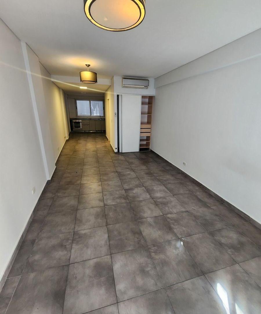 Foto de Amplio Depto. al frente, con Balcón ,Baño completo, opción de dividirlo, imagen 4