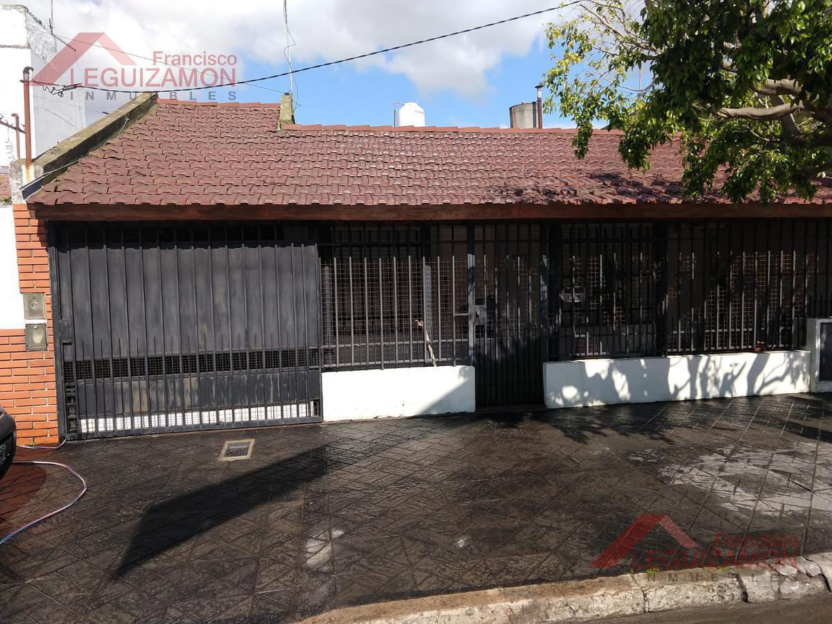 Foto de LOTE PROPIO - AMPLIOS AMBIENTES - COCHERA CUBIERTA PARA DOS AUTOS, imagen 2