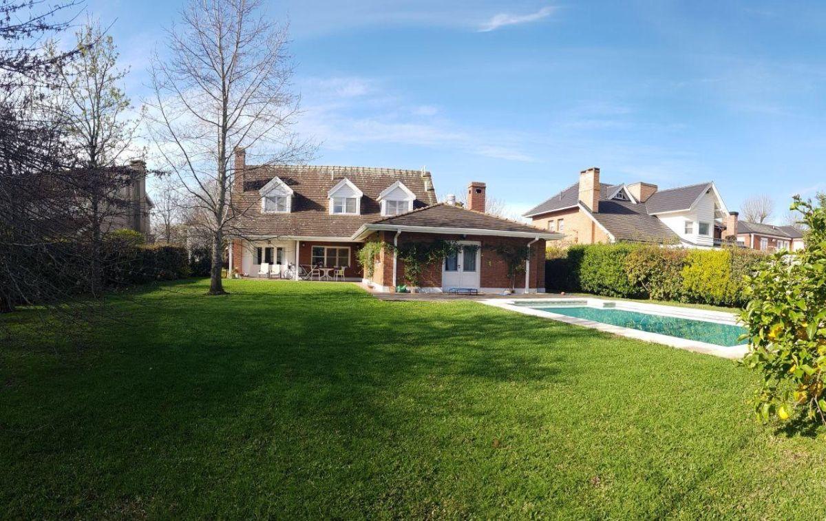 Foto de Excelente Chalet en Venta en Abril Club de Campo, imagen 2