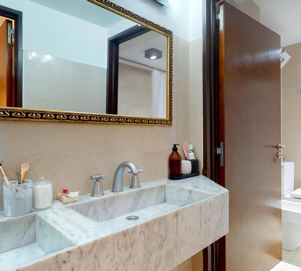 53 E/ 10 y 11 - Piso de Categoría Reciclado con Cochera. 4