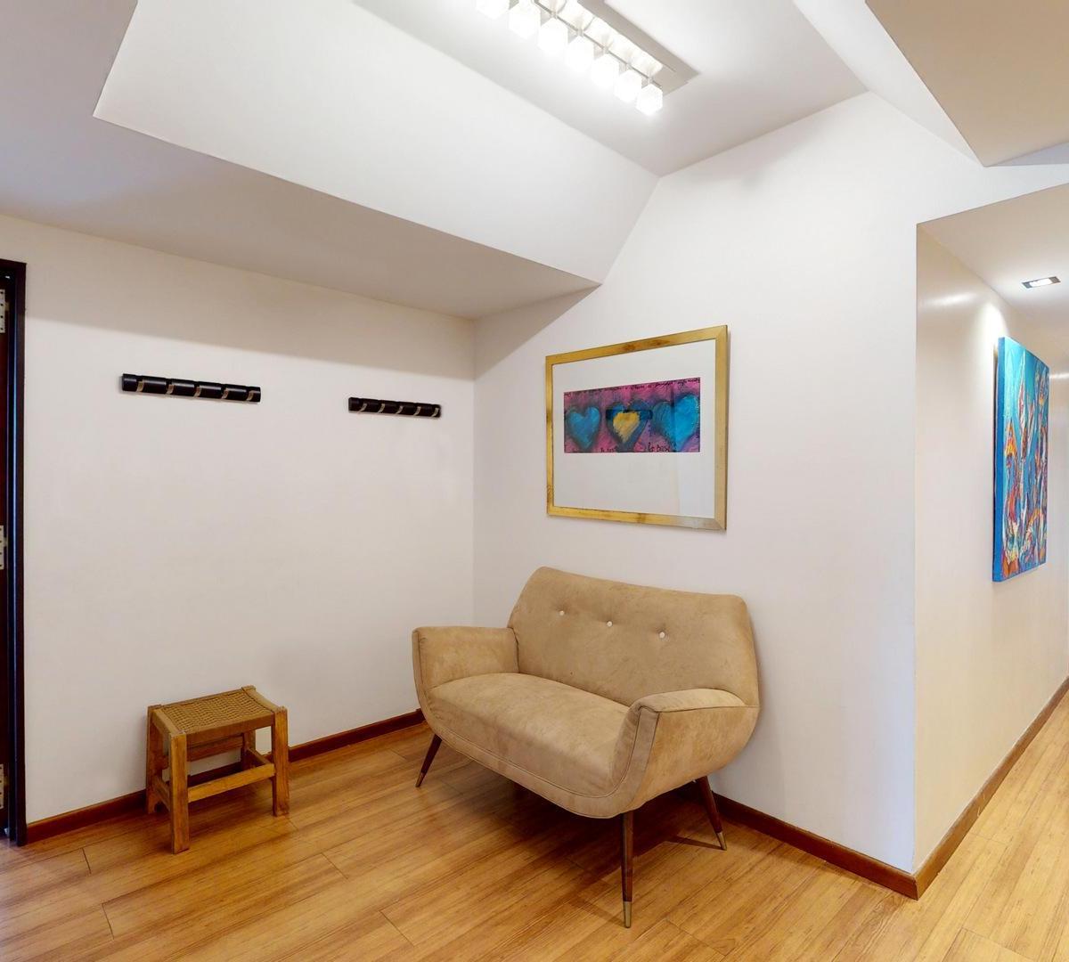 53 E/ 10 y 11 - Piso de Categoría Reciclado con Cochera. 3