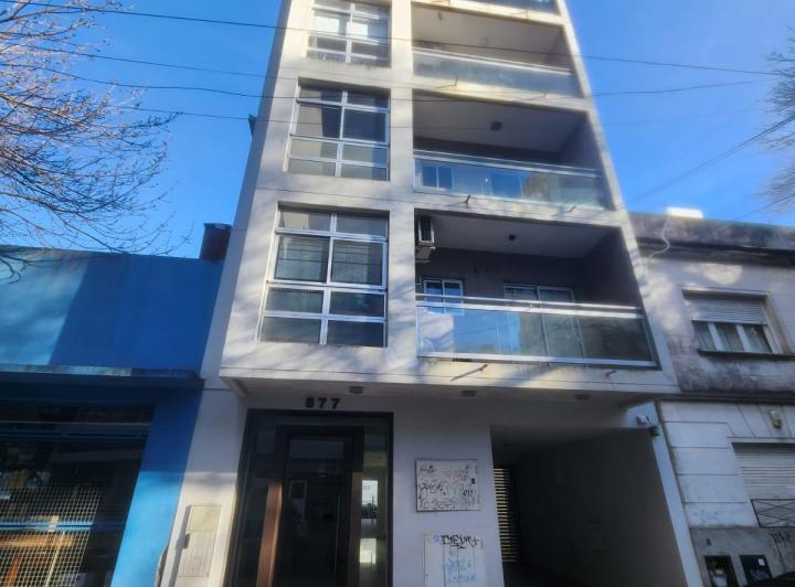 43 12 y 13, SEMIPISO AL FRENTE CON COCHERA  1