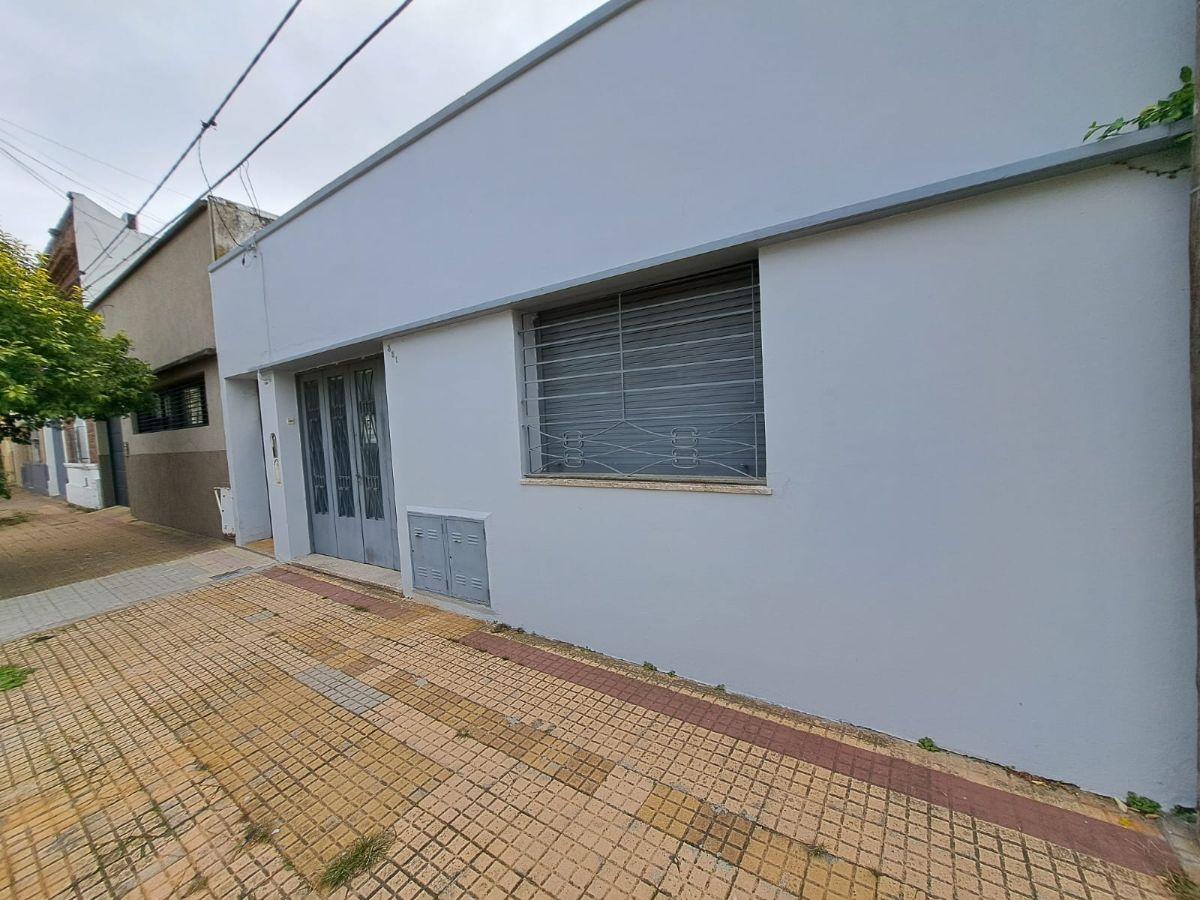2 BIS e/ 528 y 529 CASA CON COCHERA Y PATIO