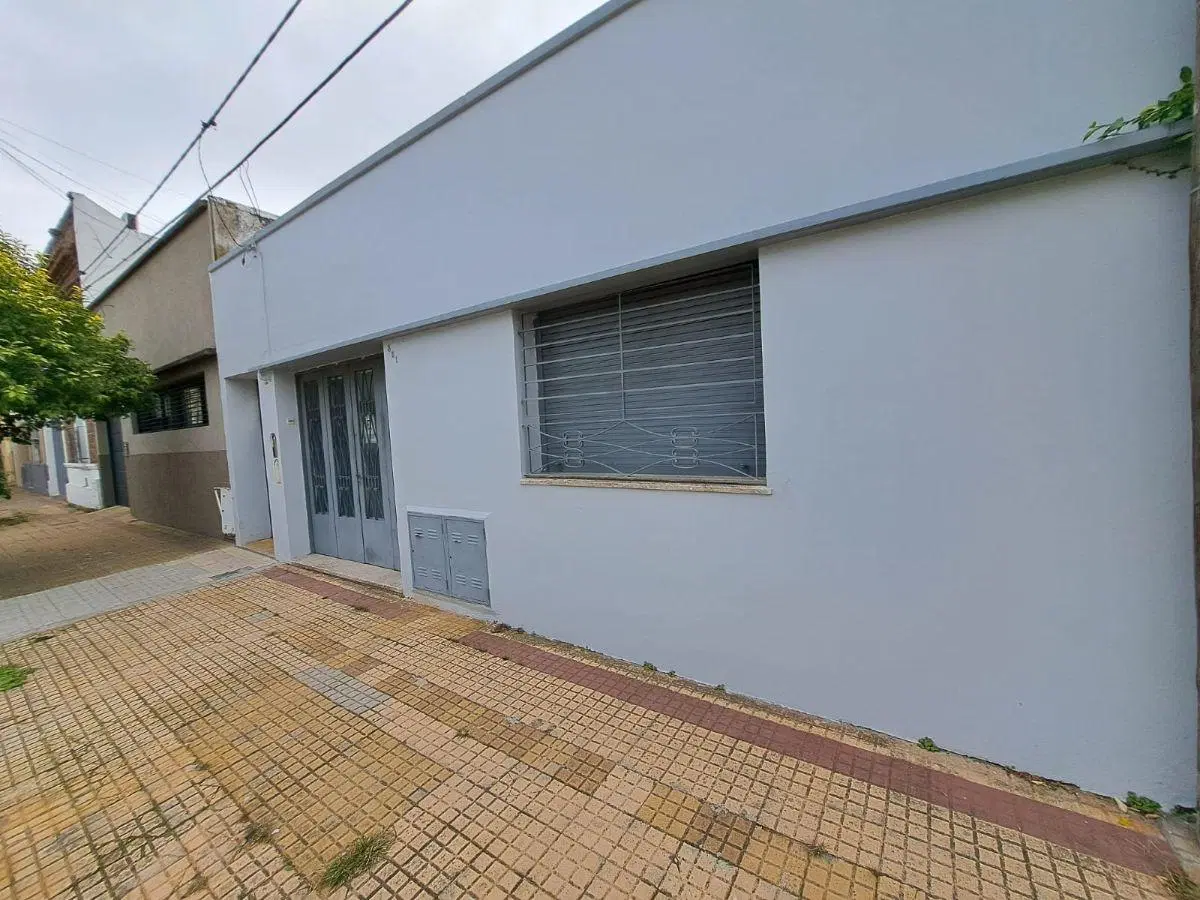 2 BIS e/ 528 y 529 CASA CON COCHERA Y PATIO 4
