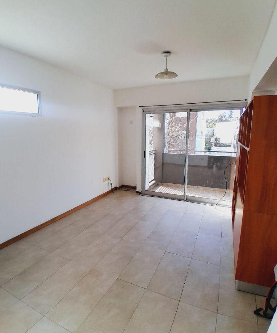 Foto de 8 Y 60, SEMIPISO EXCELENTE CON BALCÓN, imagen 2