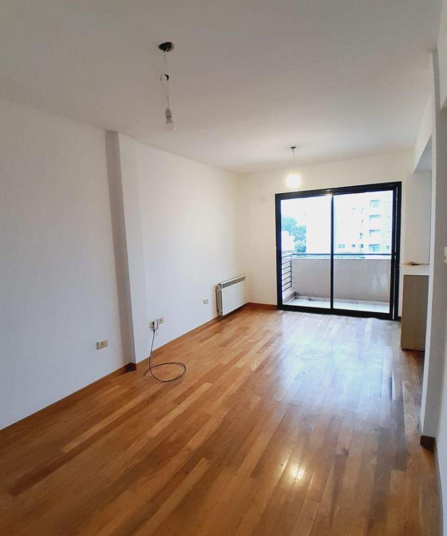 Foto de 43 E/ DIAG. 74 Y 7 SEMIPISO CON BALCÓN Y COCHERA $650.000, imagen 1