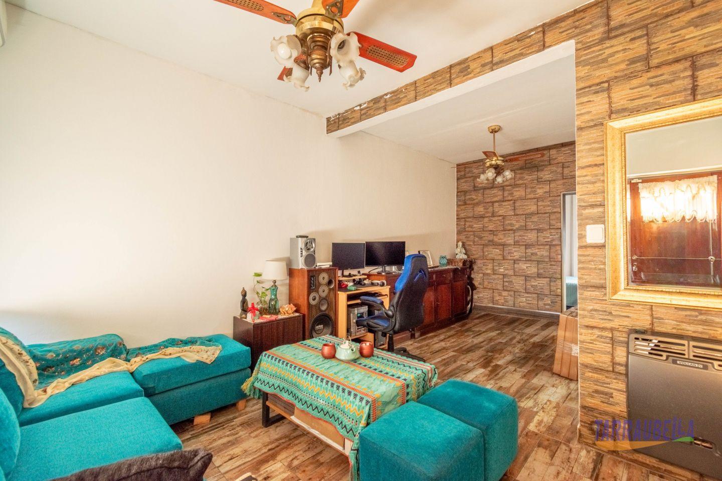 Casa de tres ambientes en Ramos Mejía con cochera.
